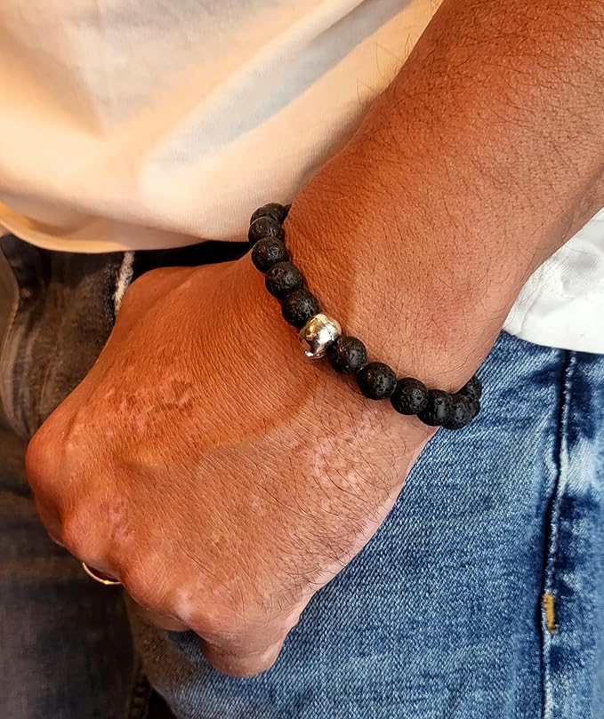 Herrenarmband Lava-Stein schwarz mit Totenkopf – Handgefertigt – Elastisch – Geschenkbeutel aus Samt – Skull Armband für Männer